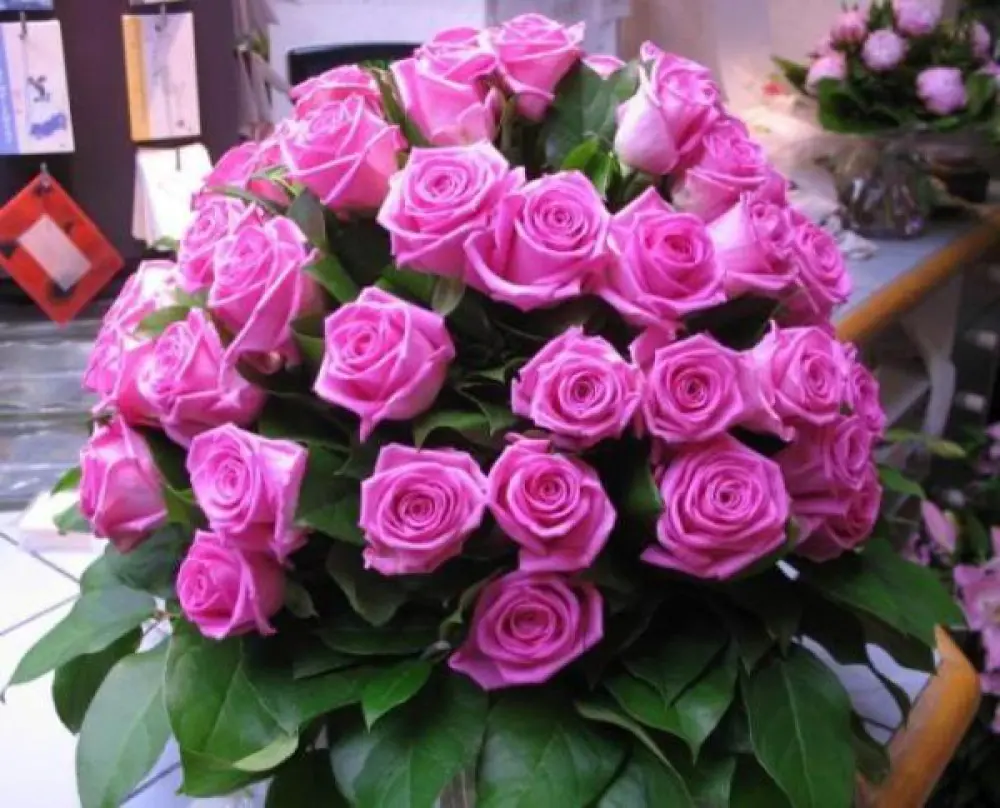 bouquet-de-roses-rose-vif-la-comedie-des-fleurs-epinal bouquet-de-roses-rose-vif-la-comedie-des-fleurs-epinal