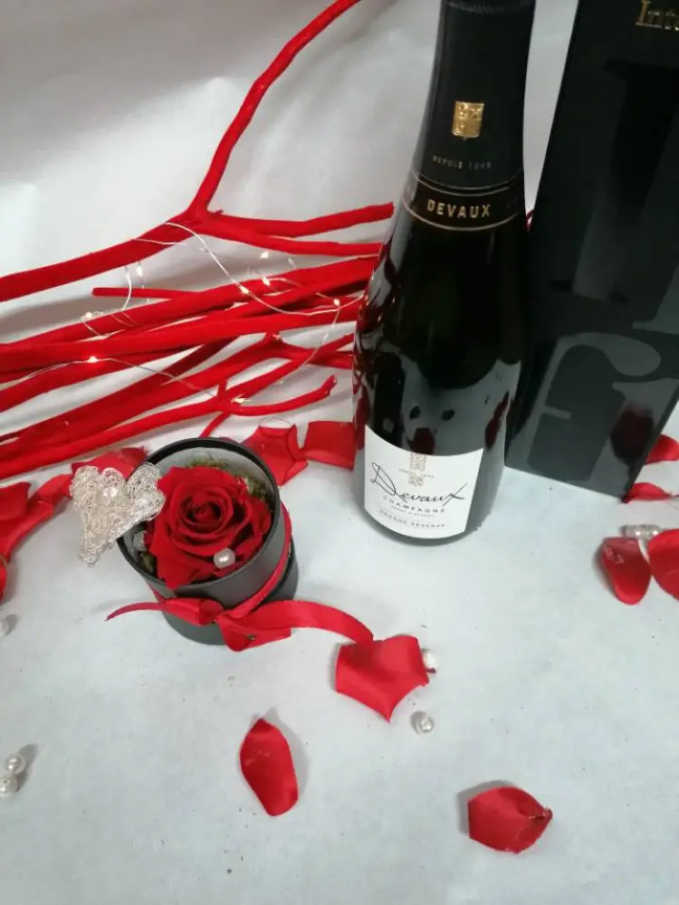 ROSE STABILISEE DANS SA BOÎTE NOIRE UNIFLEUR ET CHAMPAGNE