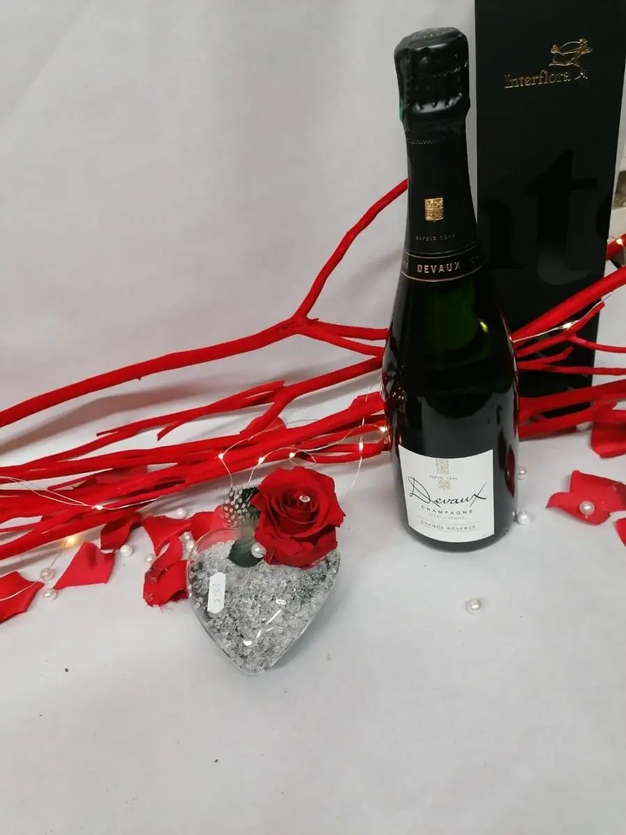 ROSE STABILISEE DANS SON COEUR DE VERRE ET CHAMPAGNE