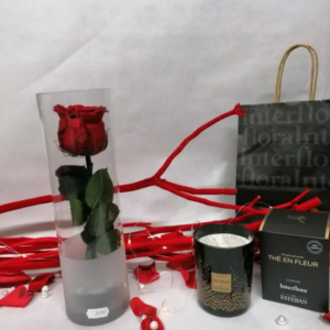 ROSE STABILISEE DANS SON VASE SIMPLE ET SES ACCOMPAGNEMENTS