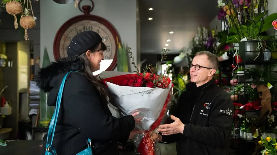 fleuriste-remise-bouquet-roses-client-la-comedie-des-fleurs-epinal fleuriste-remise-bouquet-roses-client-la-comedie-des-fleurs-epinal